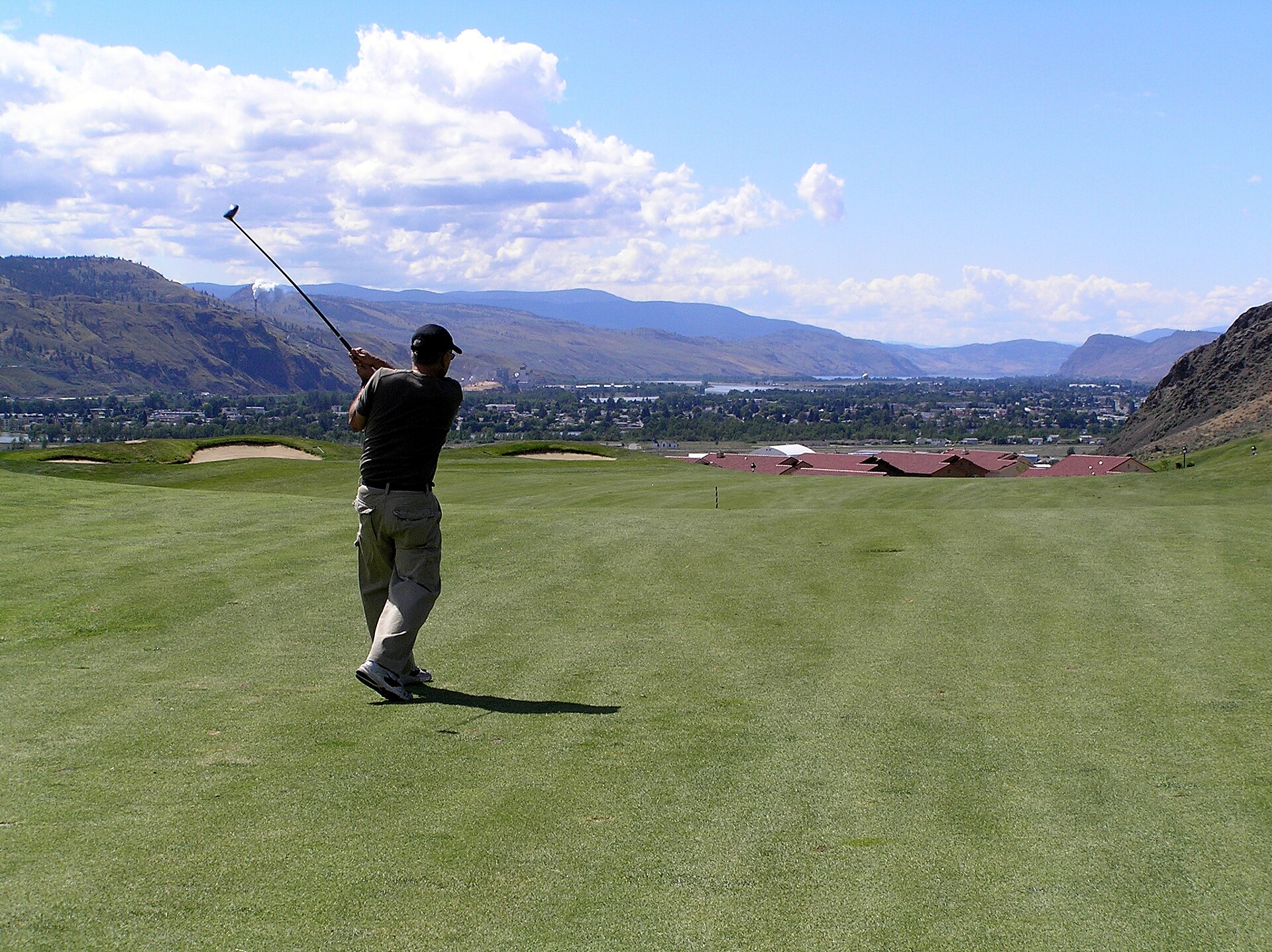 Golfista realizando un swing en un campo de golf